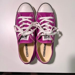 Converse low top sneakers bright orchid sz 7 like new